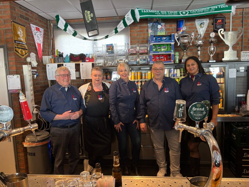 OPS Advies Makelaardij sponsort nieuwe bovenkleding voor de kantinevrijwilligers!